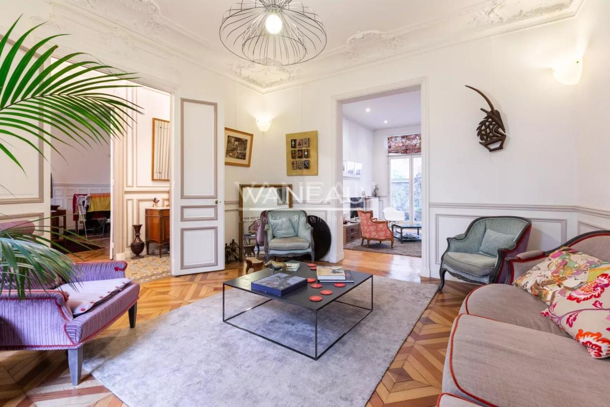 Paris XVe - DEMEURE FAMILIALE (291²m² Carrez - 370 m² au sol) et