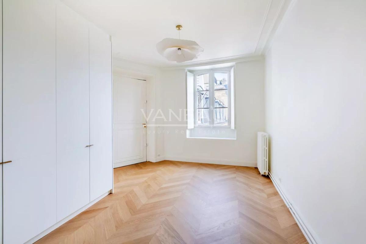 Paris  VII - Très bel  appartement entièrement rénové sur rue et