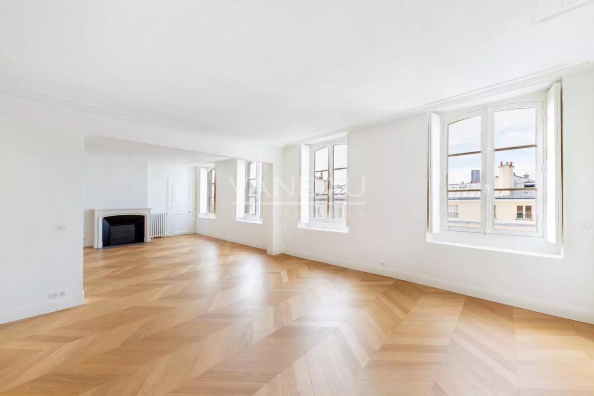 Paris  VII - Très bel  appartement entièrement rénové sur rue et