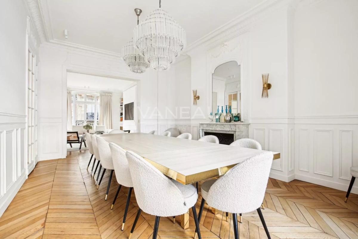 Paris XVIe - Victor Hugo - Voie privée - Exclusivité