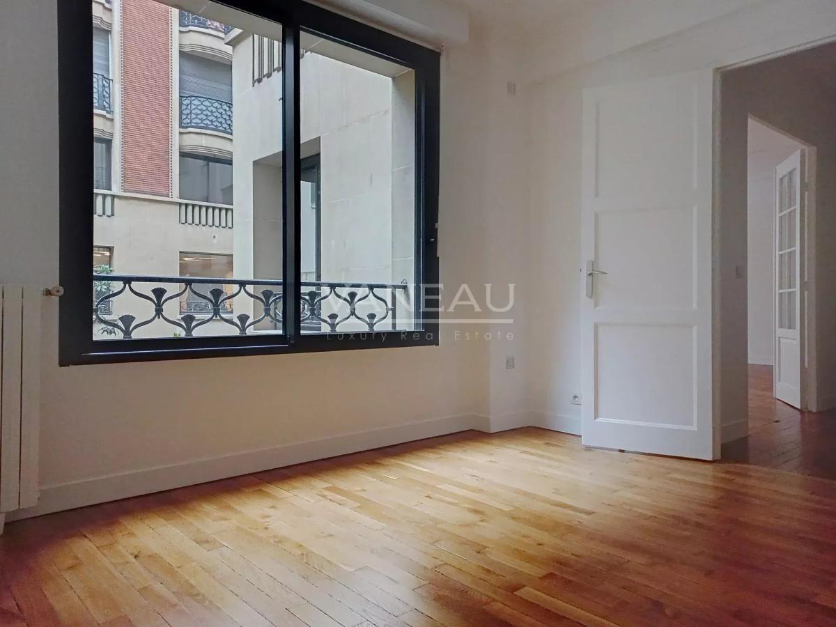 PARIS VIII - deux pièces - Avenue Montaigne -
