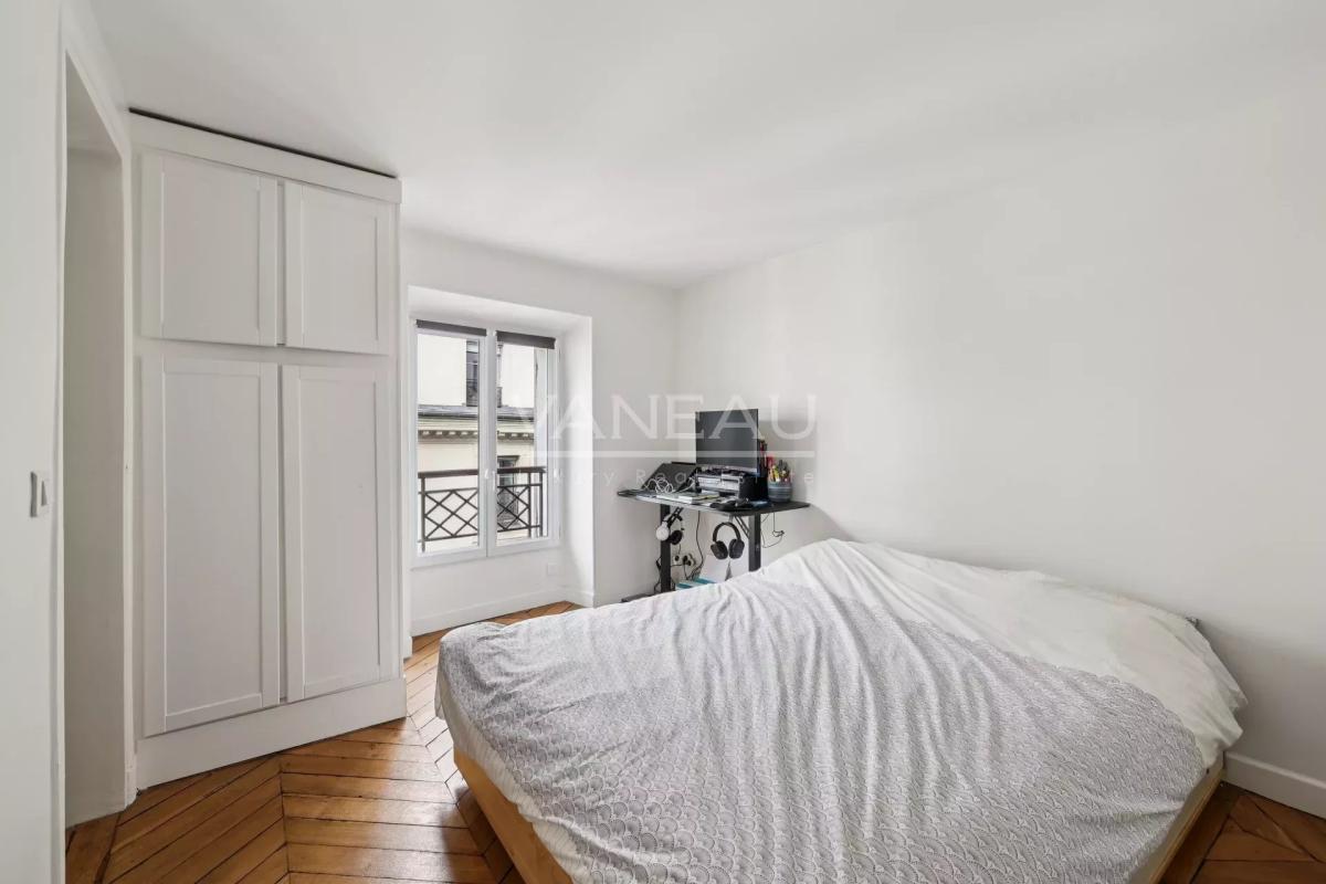 Paris IXe - Charmant deux pièces - Parquet, moulures, poutres et
