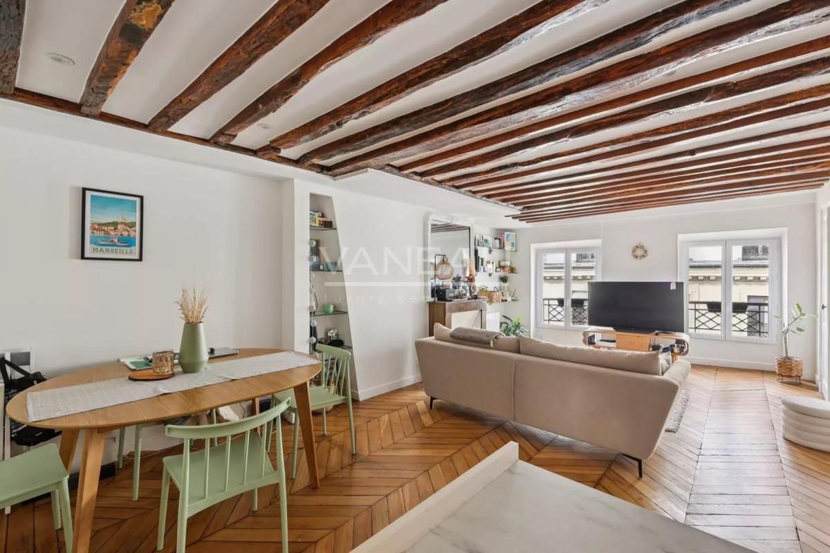Paris IXe - Charmant deux pièces - Parquet, moulures, poutres et