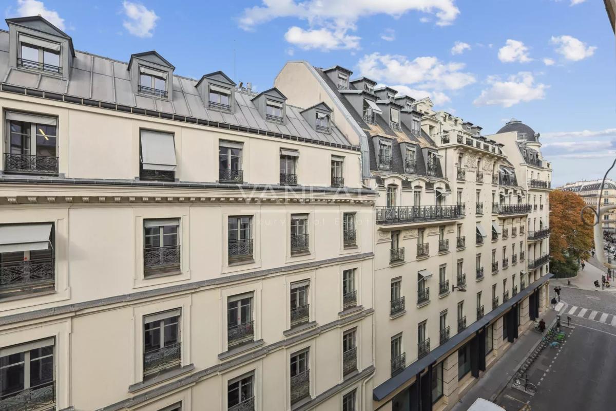 Paris IXe - Charmant deux pièces - Parquet, moulures, poutres et