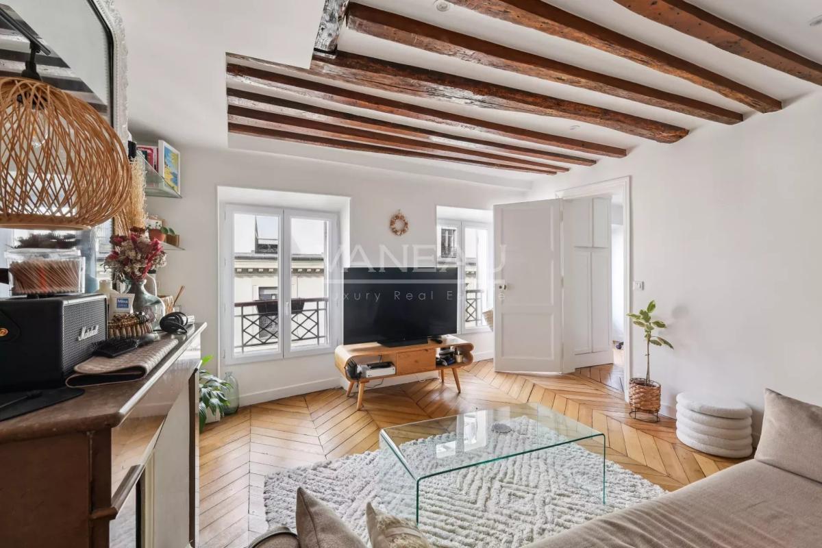Paris IXe - Charmant deux pièces - Parquet, moulures, poutres et