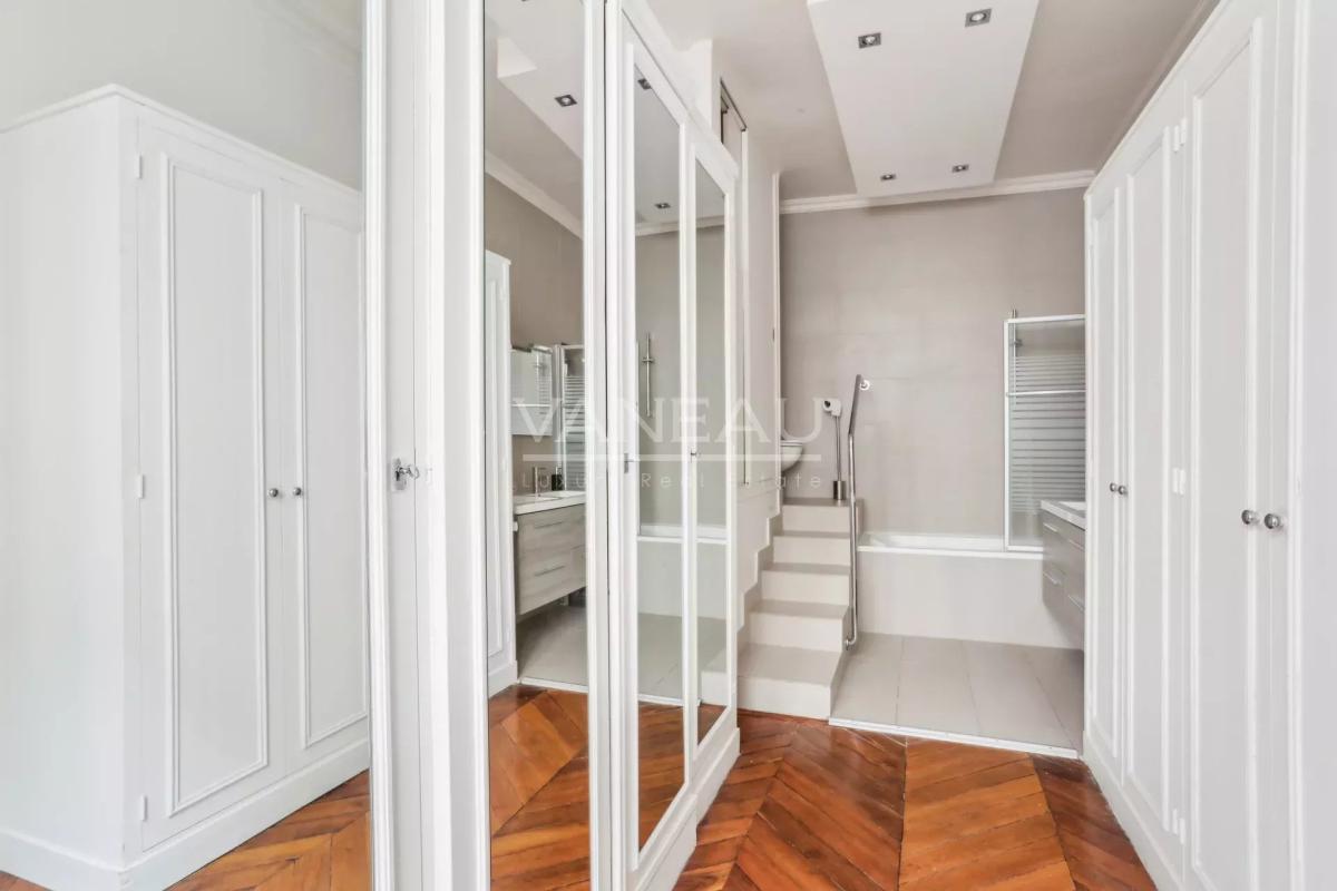 Paris VIIe - Rue de Bourgogne - Appartement familial et d'except