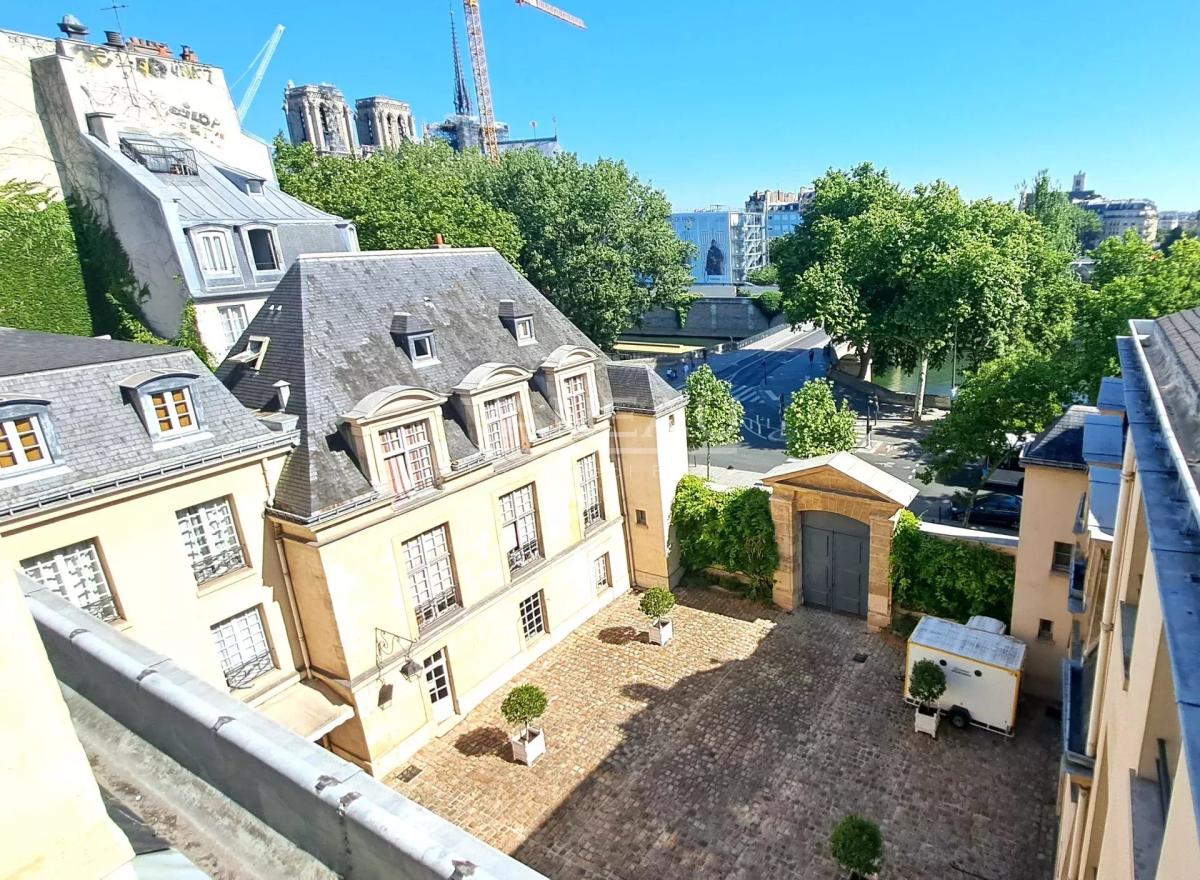 PARIS Ve - Archevêché / Maubert - Duplex en dernier étage avec v