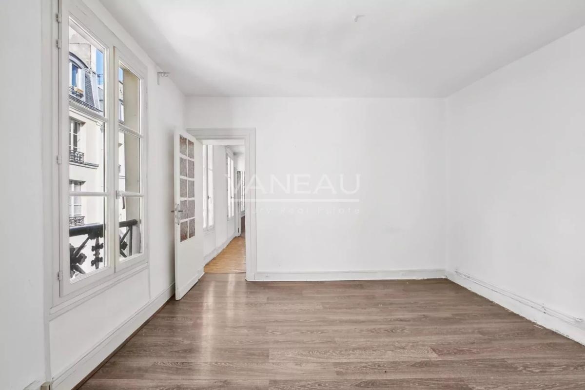 Paris IIe - Trois pièces à rénover - beau potentiel -