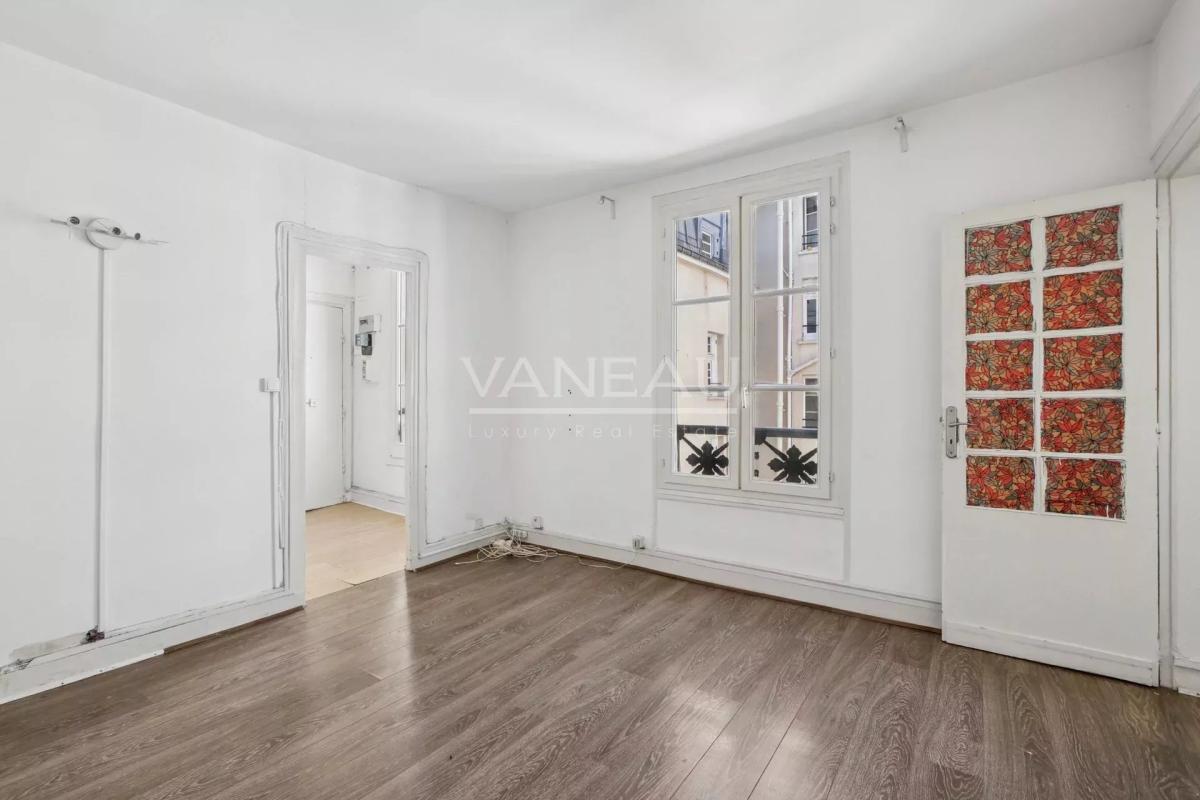 Paris IIe - Trois pièces à rénover - beau potentiel -