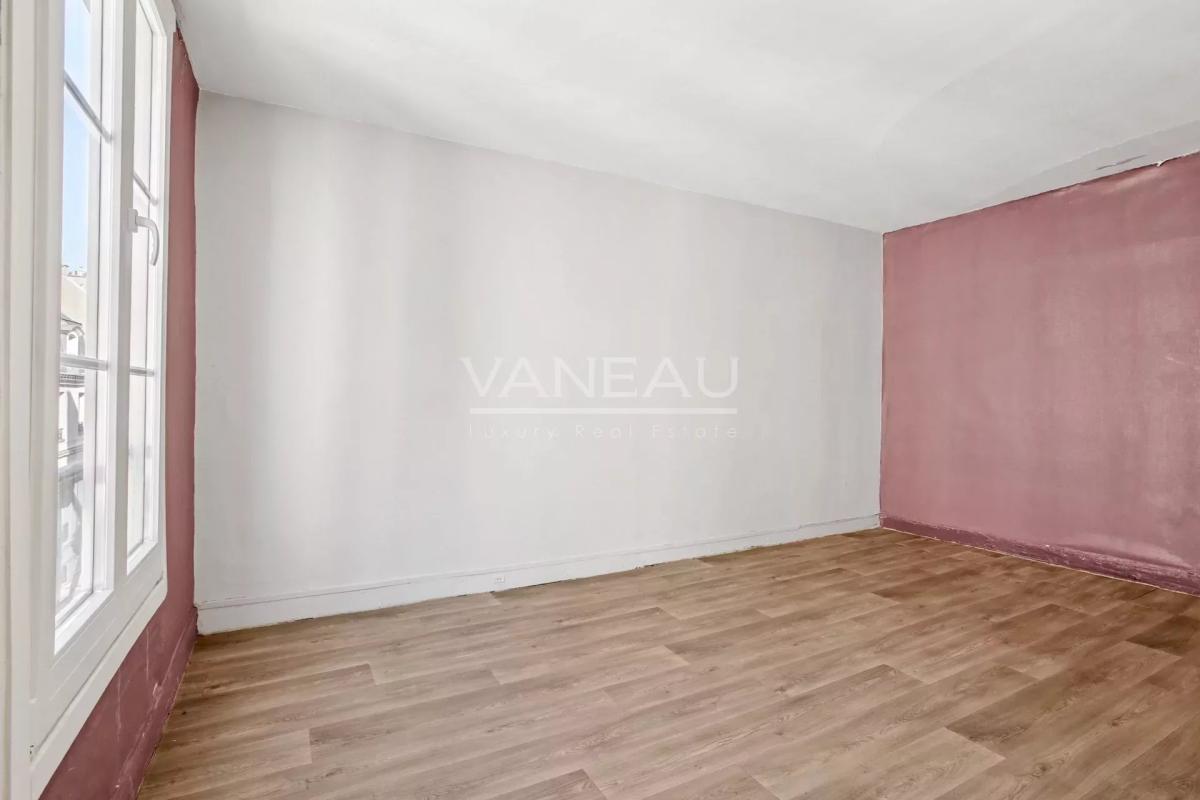 Paris IIe - Trois pièces à rénover - beau potentiel -