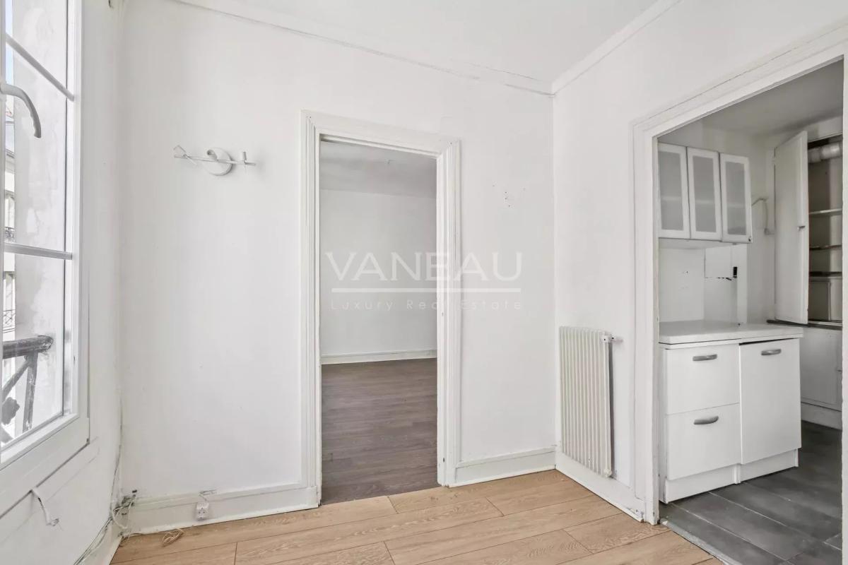 Paris IIe - Trois pièces à rénover - beau potentiel -