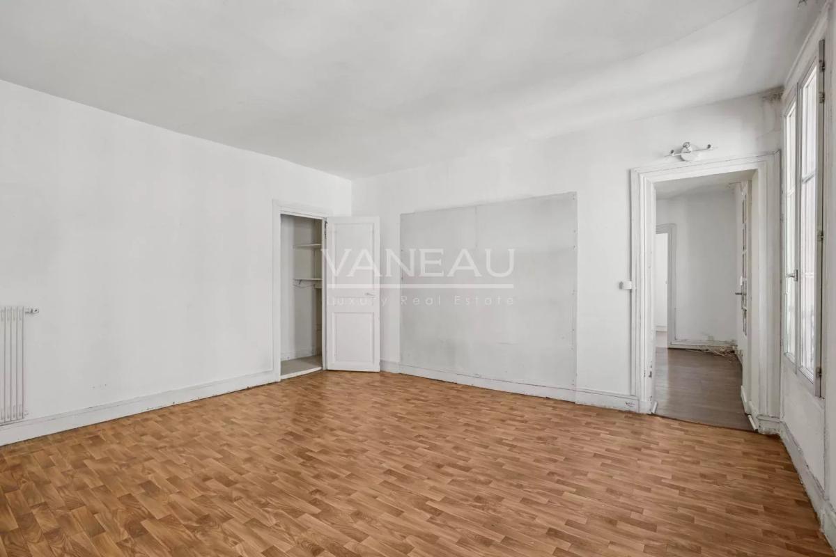 Paris IIe - Trois pièces à rénover - beau potentiel -