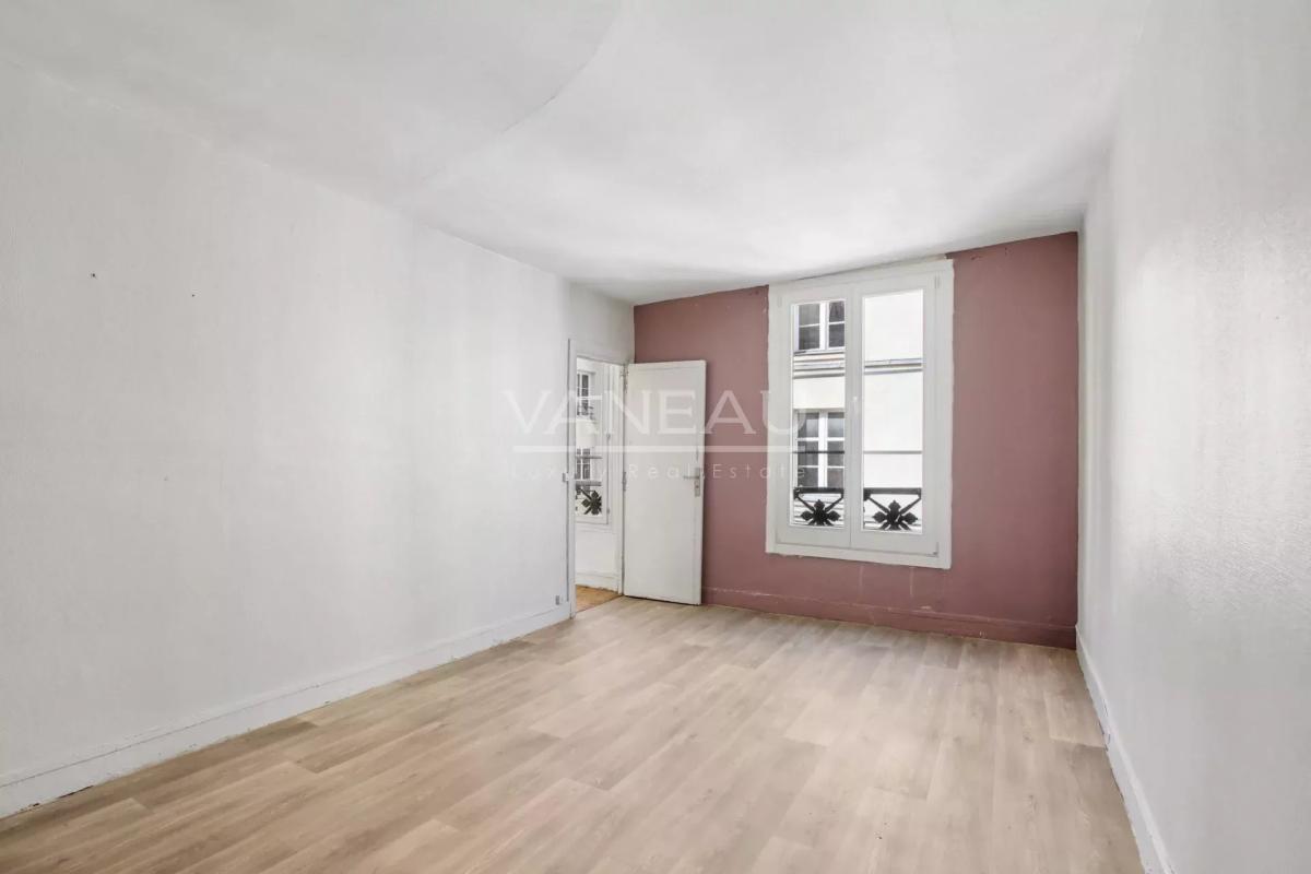 Paris IIe - Trois pièces à rénover - beau potentiel -