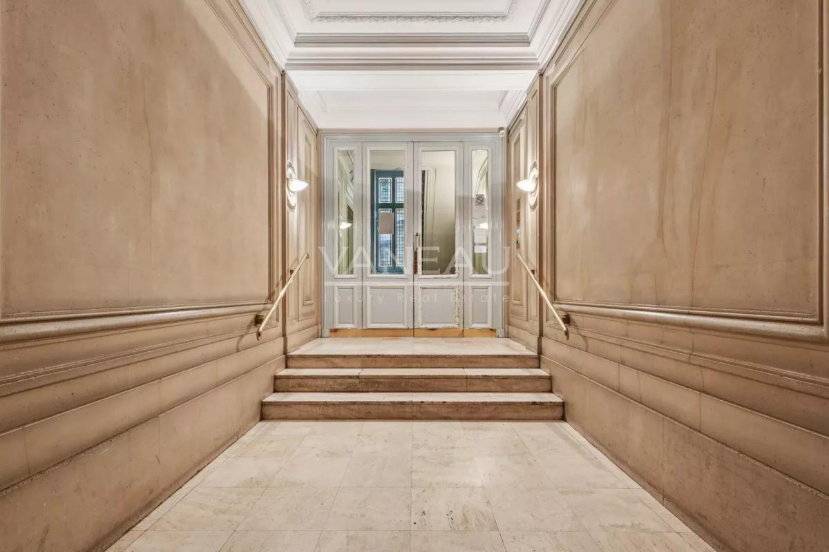 Paris XVIIe - Parquet, moulures et cheminées -