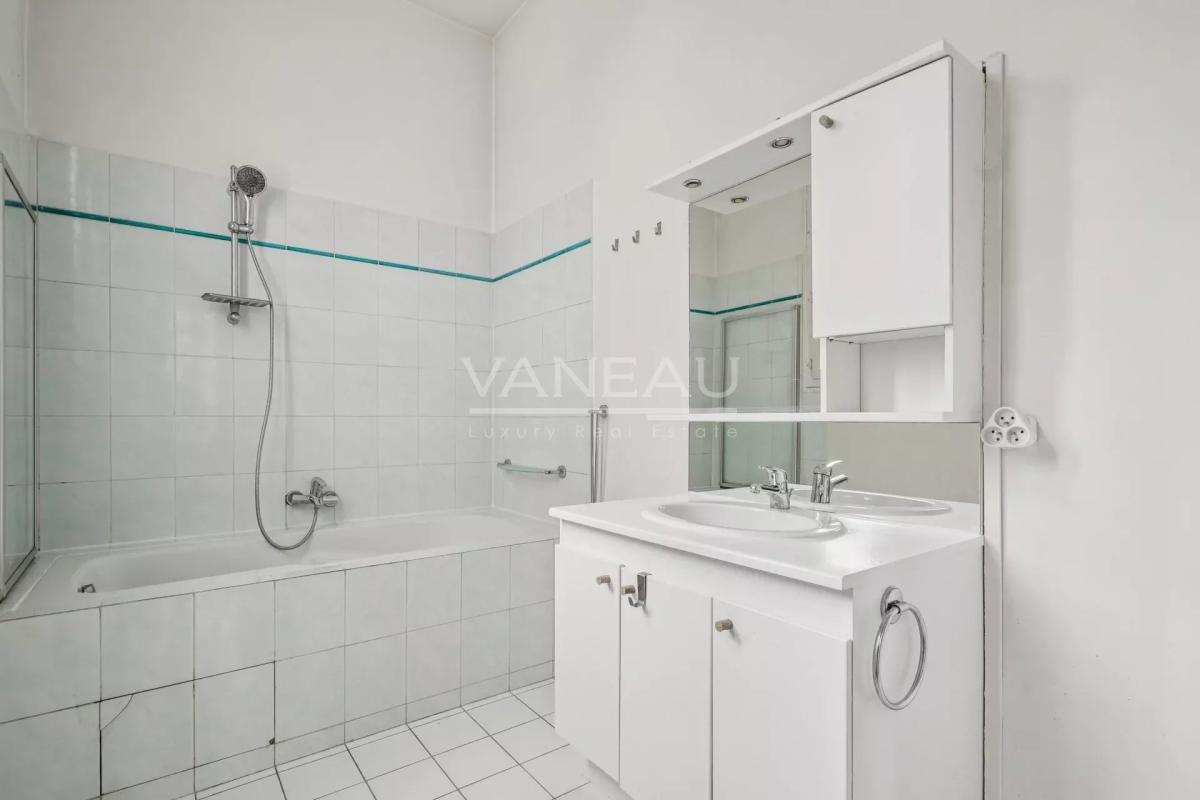 Paris XVIIe - Parquet, moulures et cheminées -