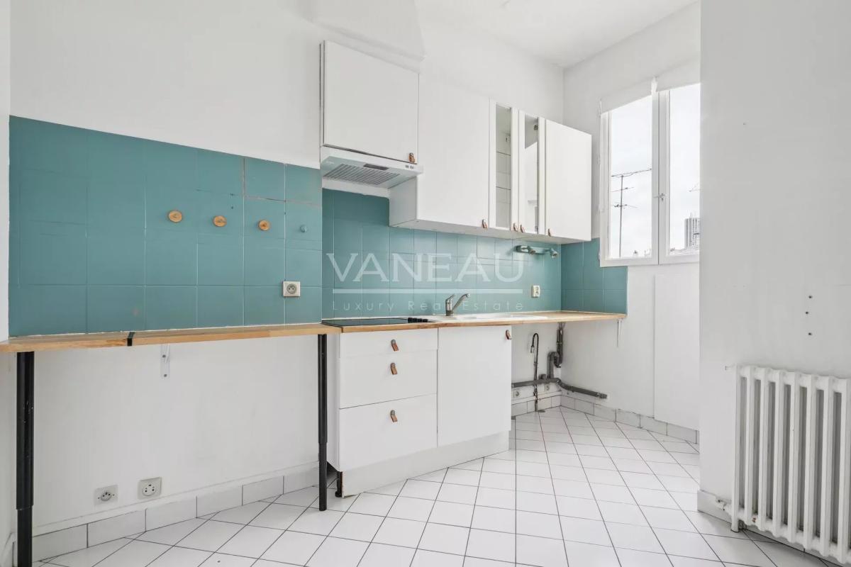 Paris XVIIe - Parquet, moulures et cheminées -