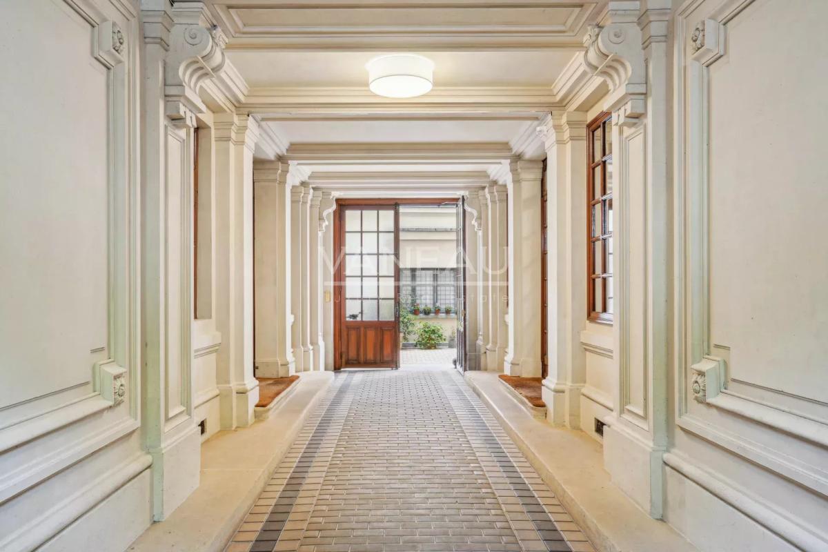 Paris VIIe - Ecole Militaire - Bel appartement en étage élevé - 