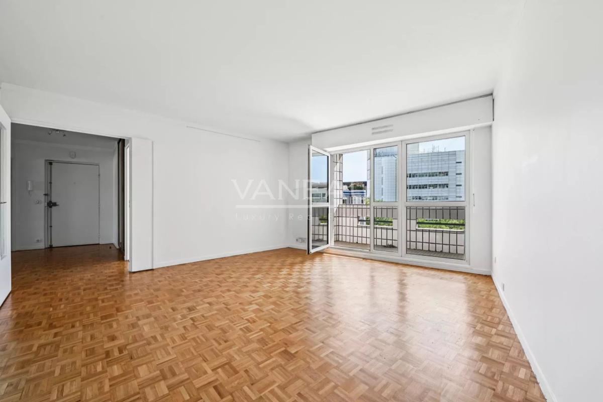 Paris 15e Mirabeau - 4 pièces avec loggia exposée Sud-Ouest