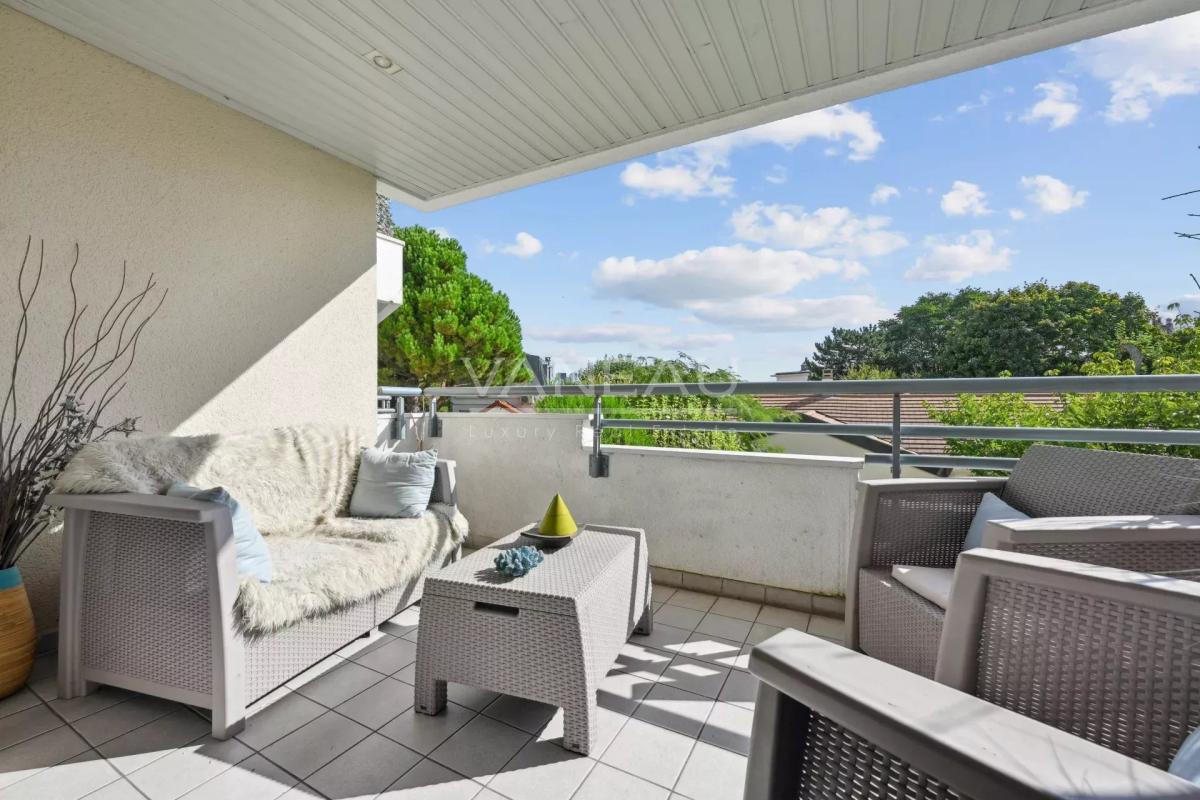 SURESNES - Appartement familial avec terrasse et balcon.
