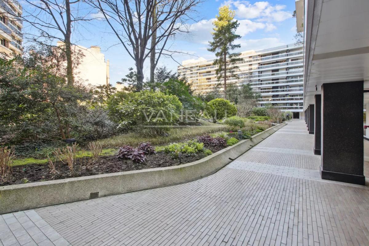 Paris XVIème - 3 pièces balcon - vue dégagée - vendu occupée