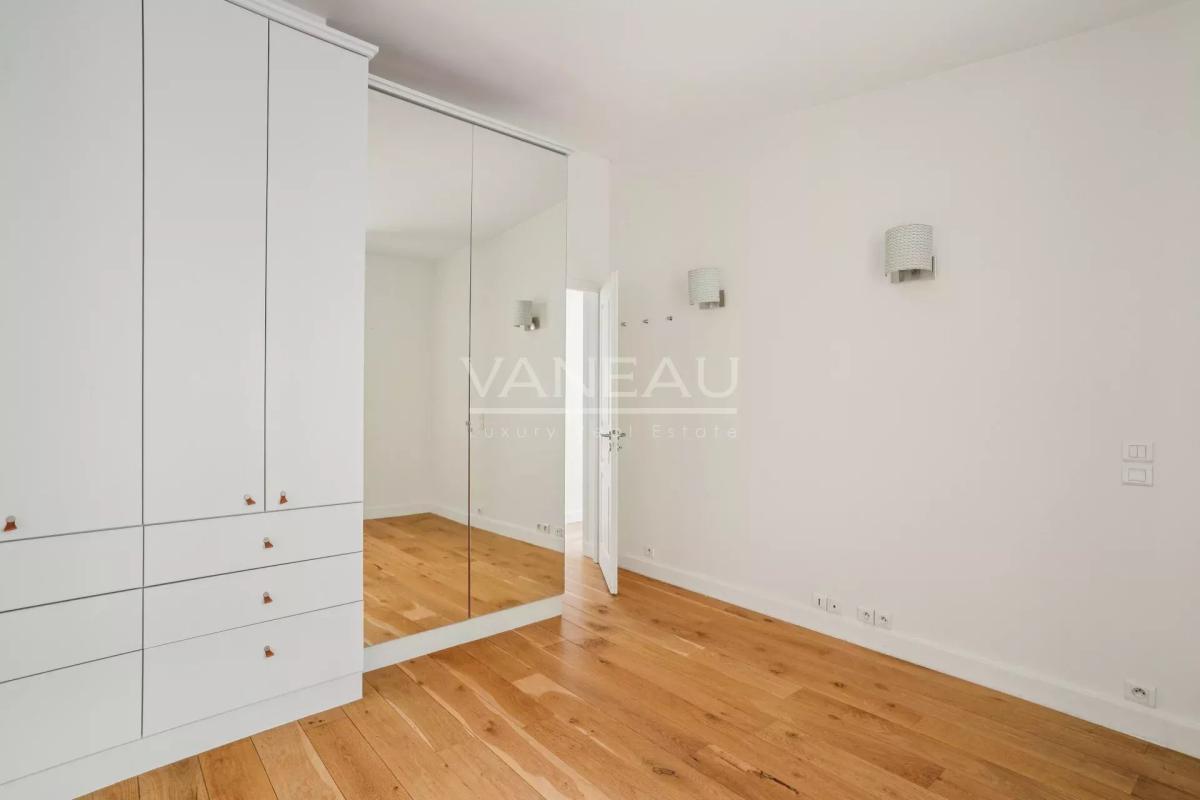 PARIS VIIe - Ecole Militaire - Superbe maison de ville contempor