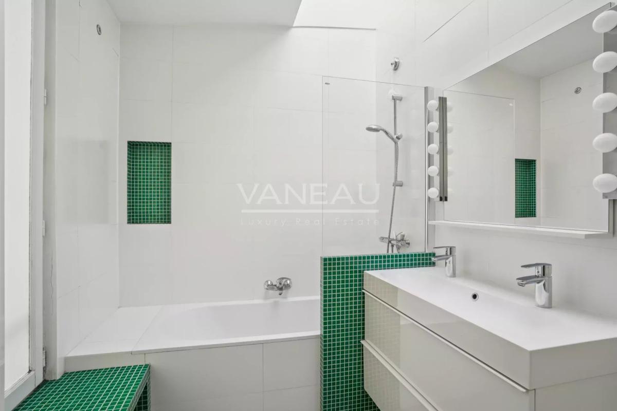 PARIS VIIe - Ecole Militaire - Superbe maison de ville contempor