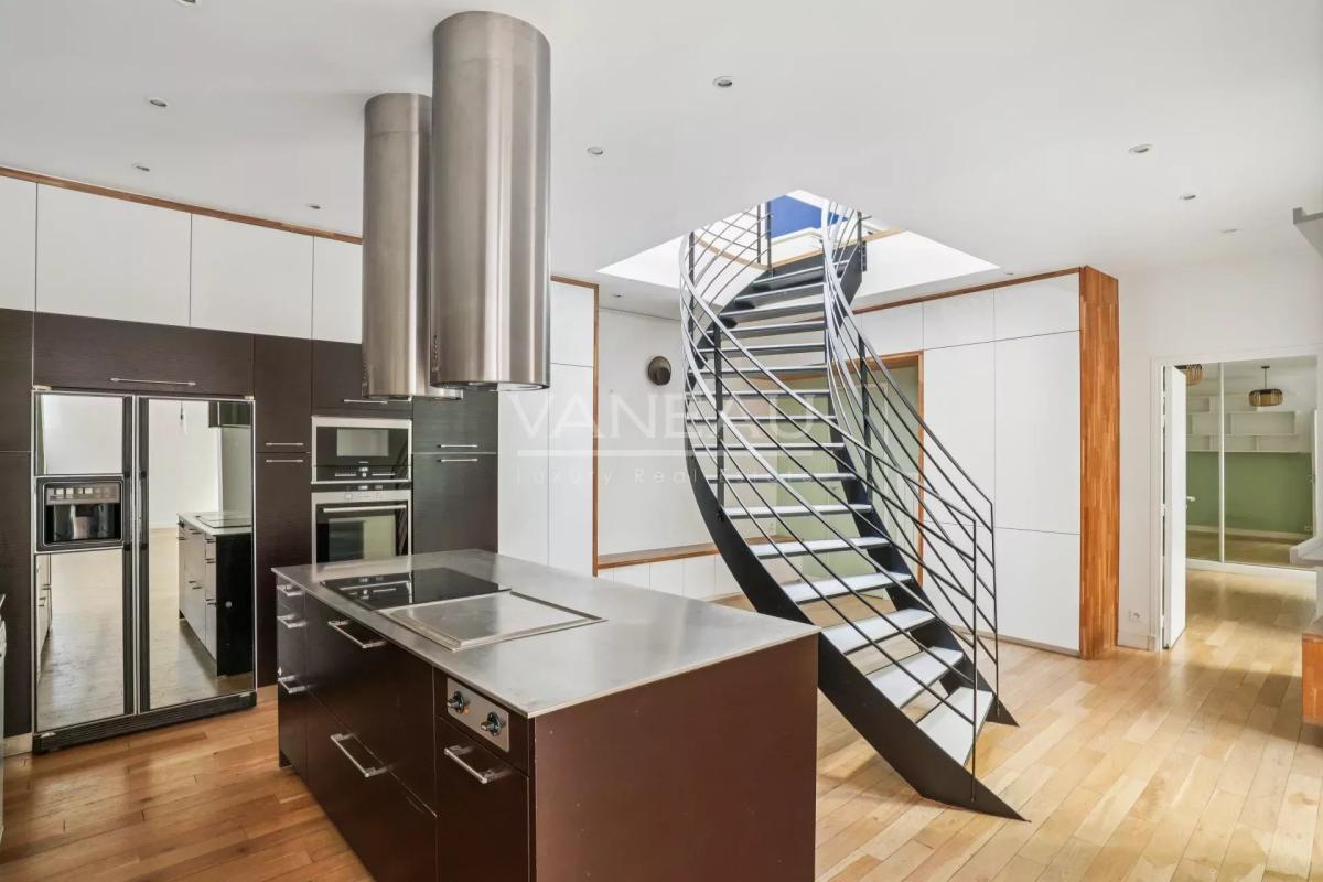 PARIS VIIe - Ecole Militaire - Superbe maison de ville contempor