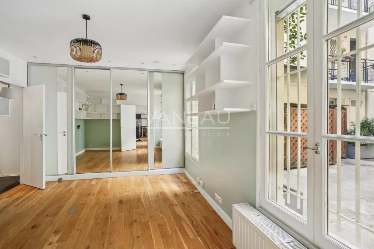 PARIS VIIe - Ecole Militaire - Superbe maison de ville contempor