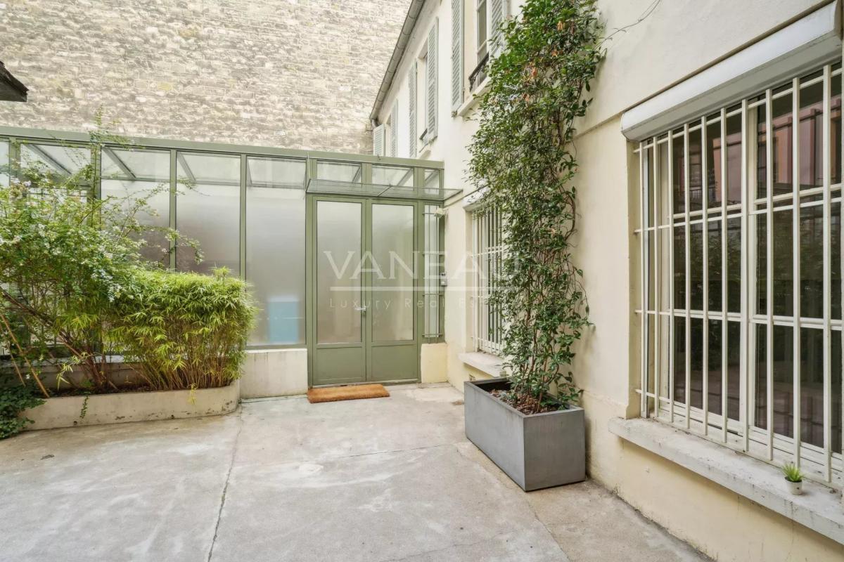 PARIS VIIe - Ecole Militaire - Superbe maison de ville contempor