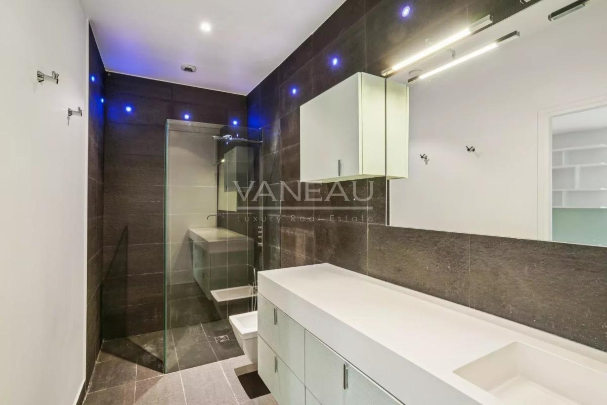 PARIS VIIe - Ecole Militaire - Superbe maison de ville contempor