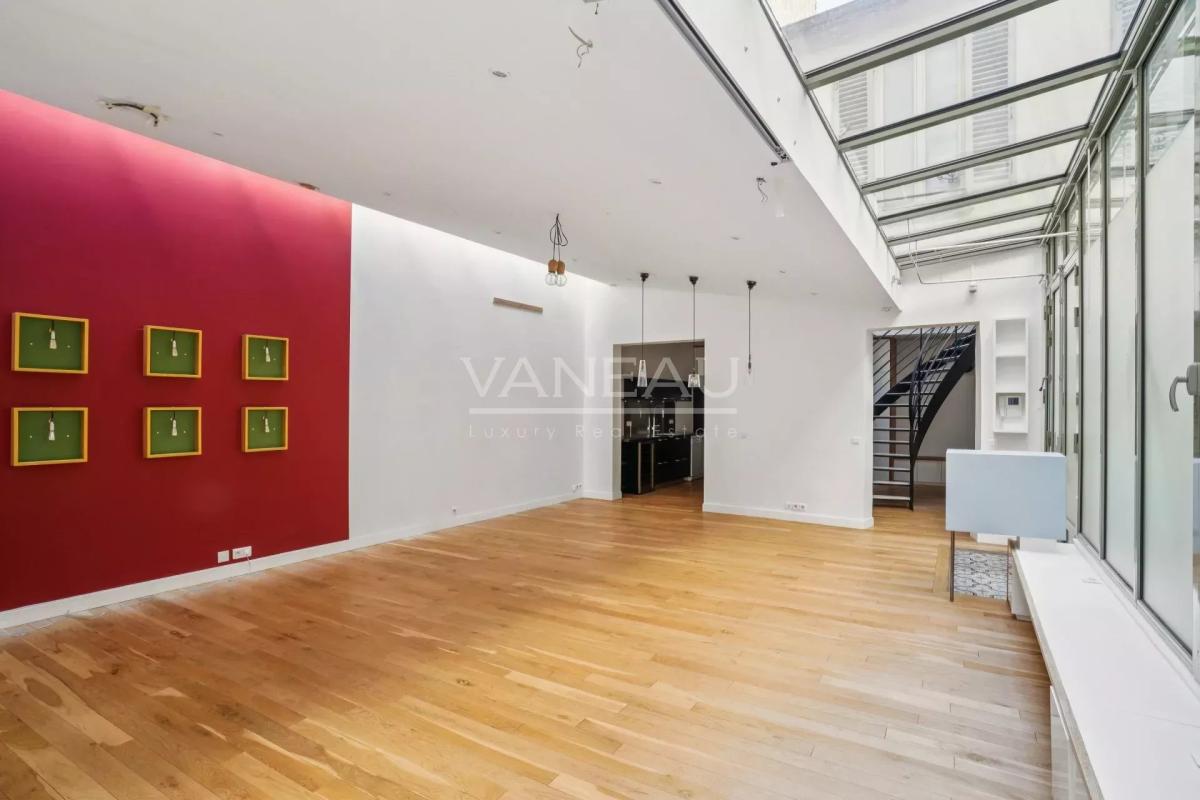 PARIS VIIe - Ecole Militaire - Superbe maison de ville contempor