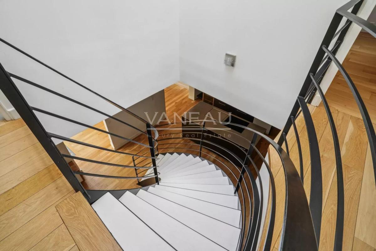 PARIS VIIe - Ecole Militaire - Superbe maison de ville contempor