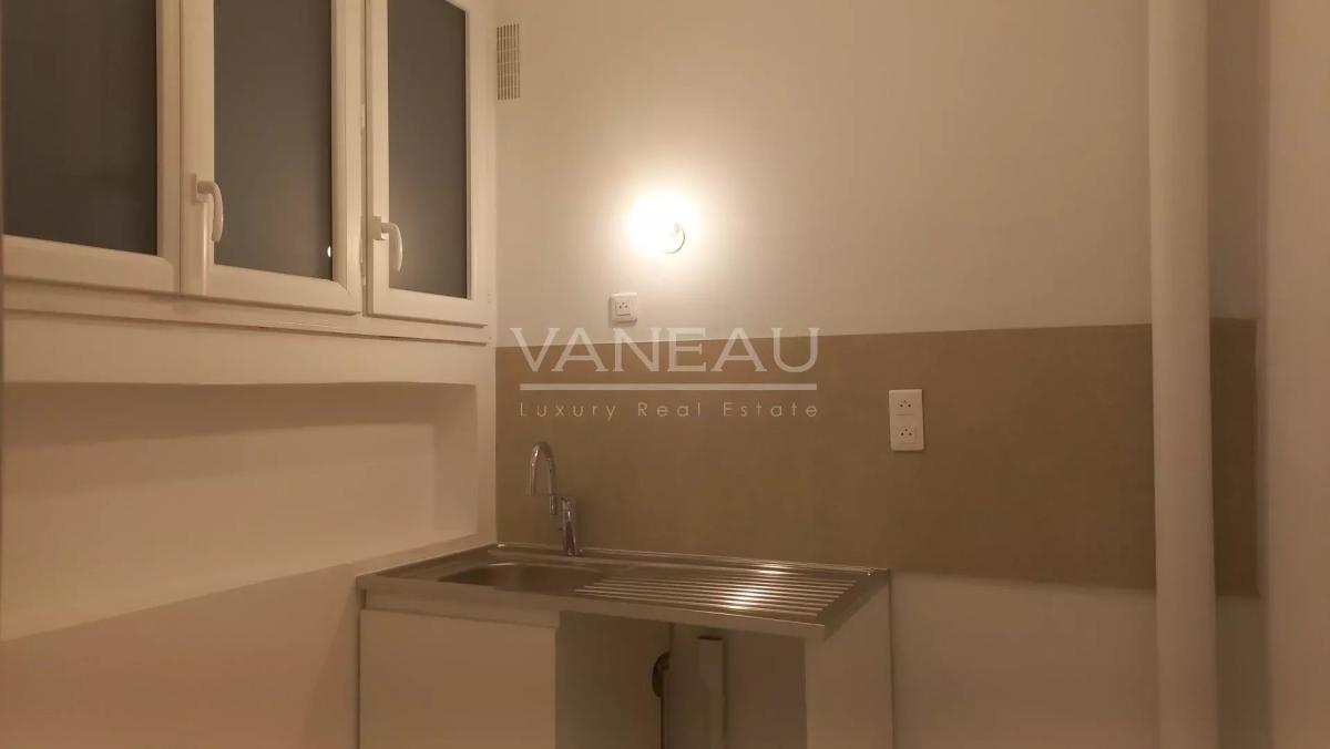 PARIS VIII - deux pièces rénové - Avenue Montaigne