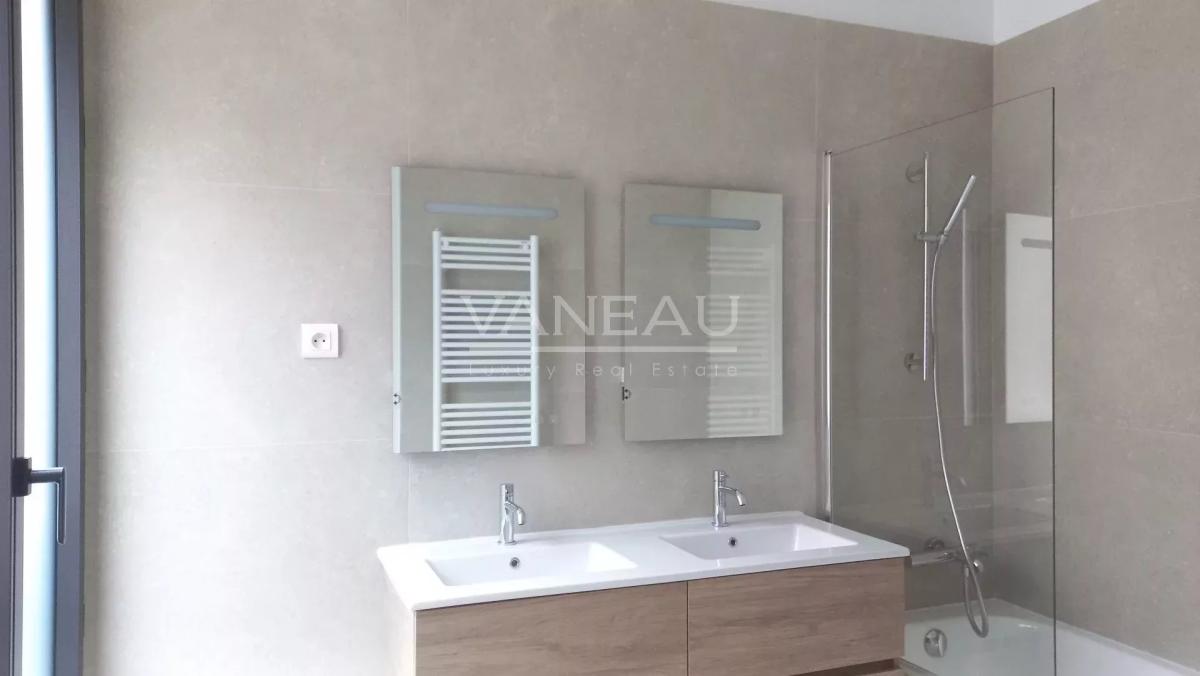 PARIS VIII - deux pièces rénové - Avenue Montaigne