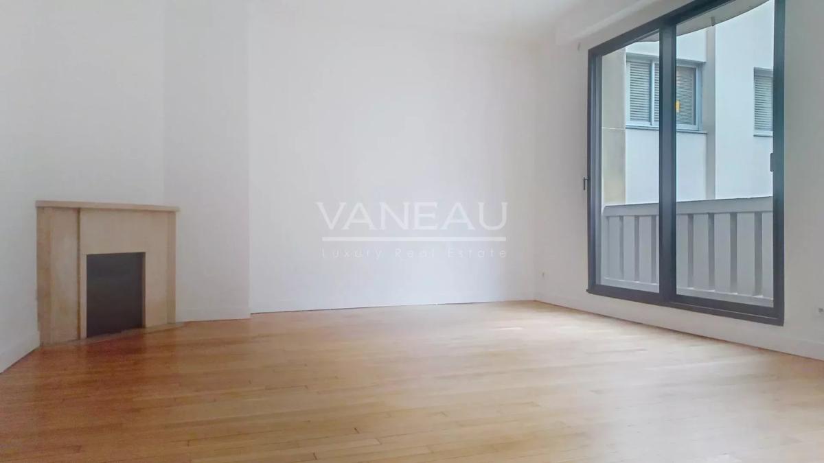 PARIS VIII - deux pièces rénové - Avenue Montaigne