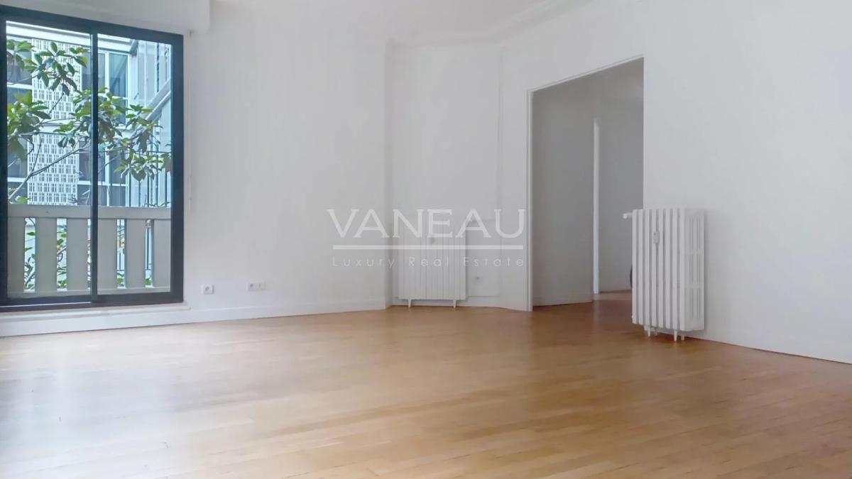 PARIS VIII - deux pièces rénové - Avenue Montaigne