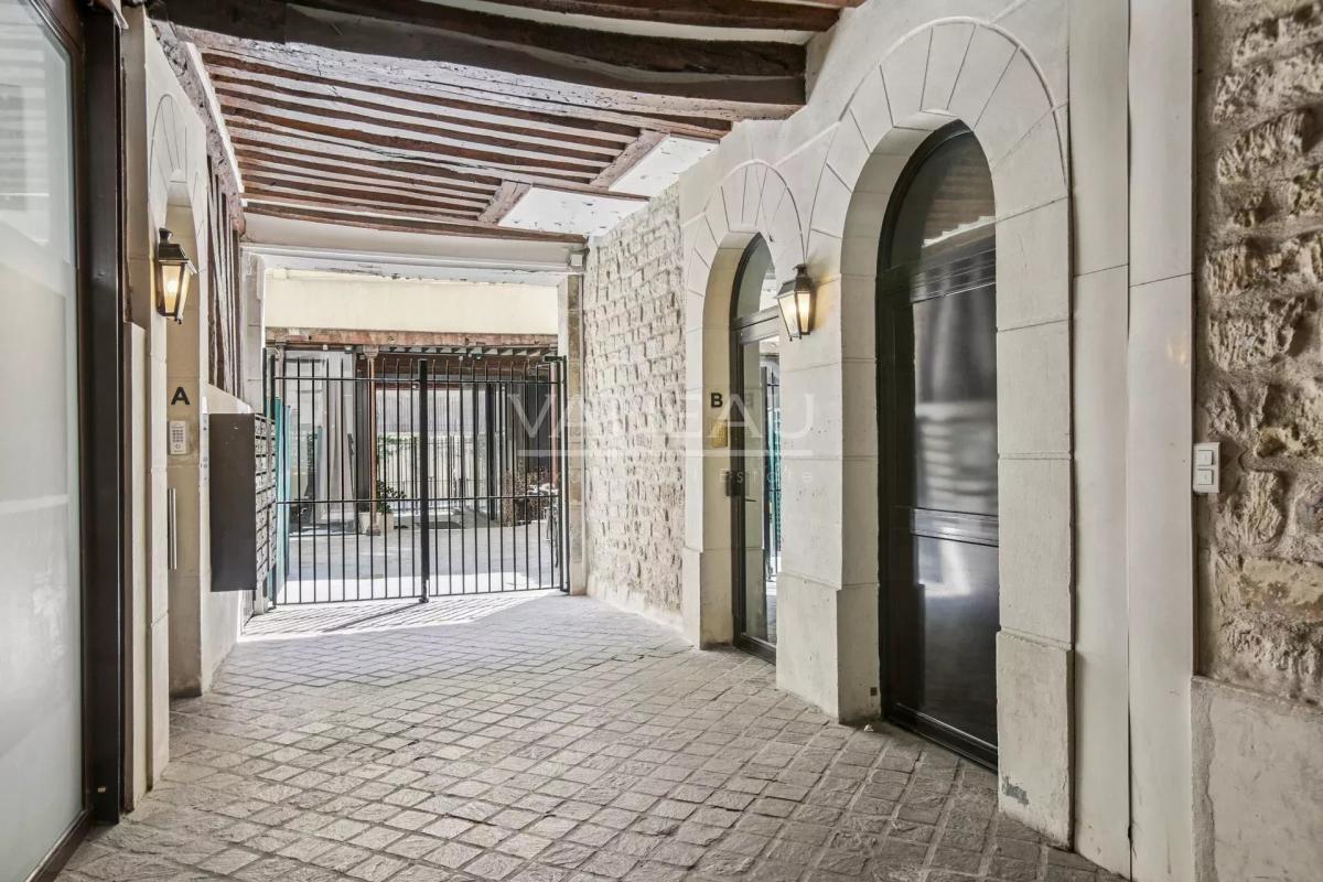 PARIS III - Notre Dame de Nazareth - Beau 4 pièces en étage avec