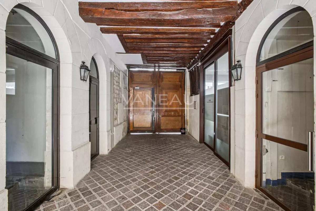 PARIS III - Notre Dame de Nazareth - Beau 4 pièces en étage avec