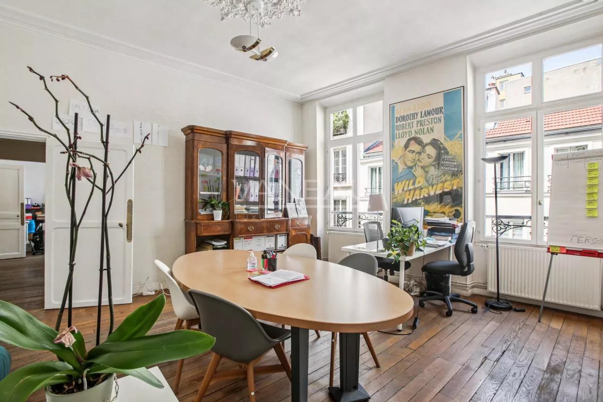 PARIS III - Notre Dame de Nazareth - Beau 4 pièces en étage avec