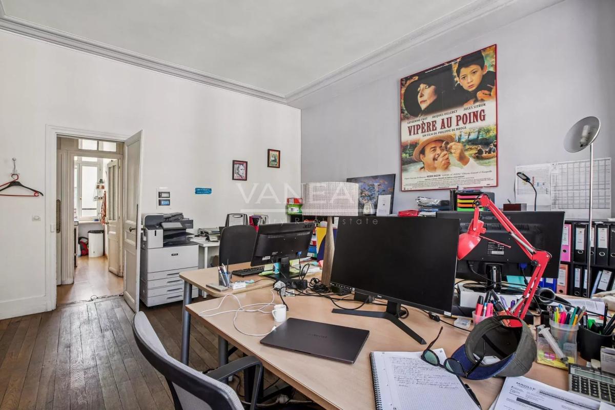 PARIS III - Notre Dame de Nazareth - Beau 4 pièces en étage avec