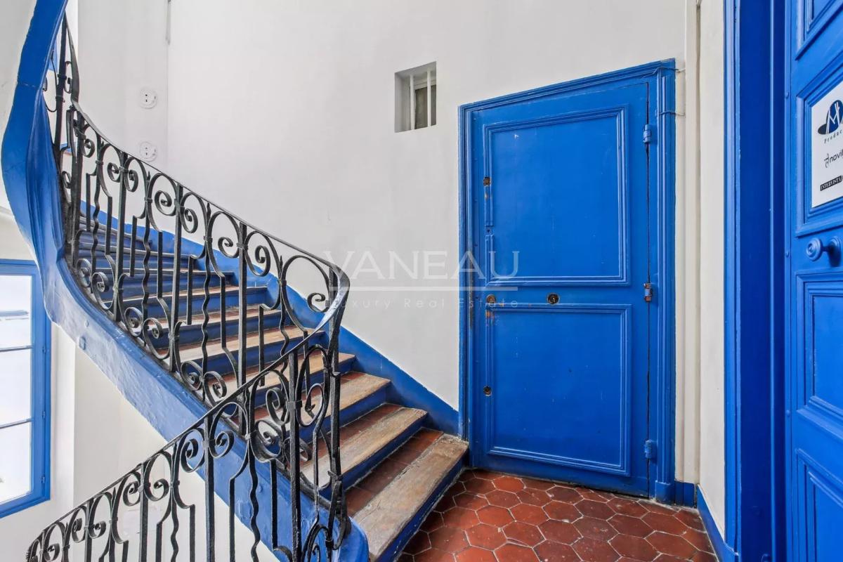 PARIS III - Notre Dame de Nazareth - Beau 4 pièces en étage avec