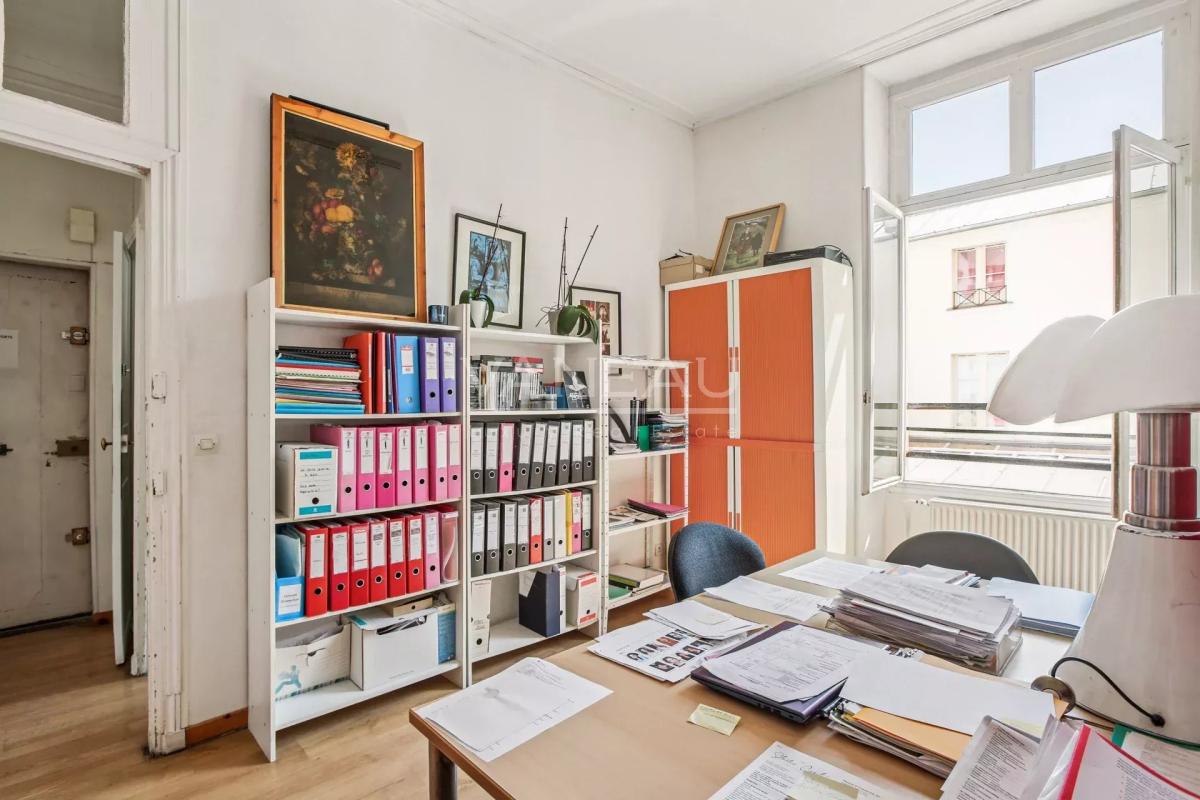 PARIS III - Notre Dame de Nazareth - Beau 4 pièces en étage avec