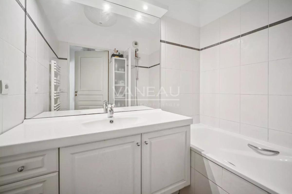 ISSY LES MOULINEAUX - EN ETAGE AVEC JARDIN, TERRASSE ET PARKING