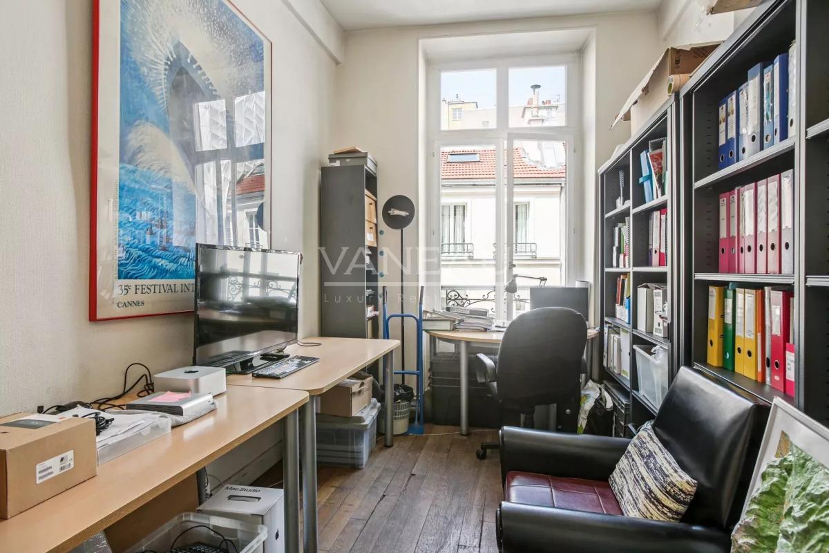 PARIS III - Notre Dame de Nazareth - Beau 4 pièces en étage avec