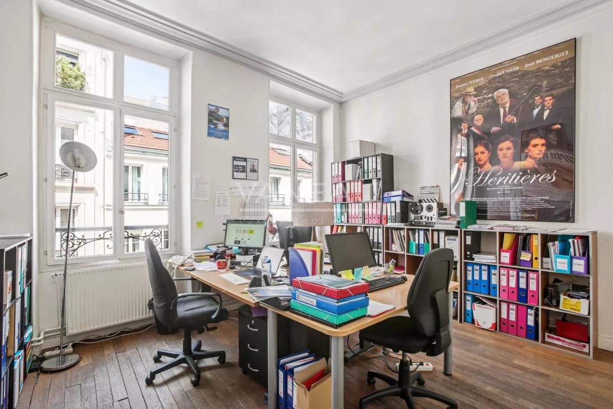 PARIS III - Notre Dame de Nazareth - Beau 4 pièces en étage avec