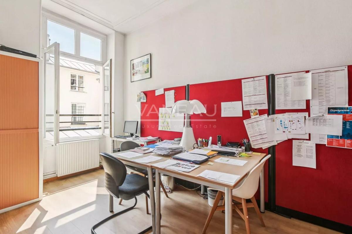 PARIS III - Notre Dame de Nazareth - Beau 4 pièces en étage avec