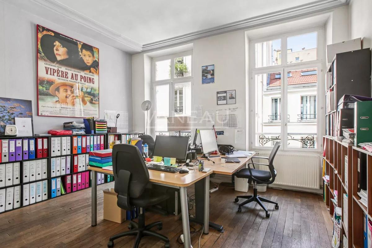 PARIS III - Notre Dame de Nazareth - Beau 4 pièces en étage avec