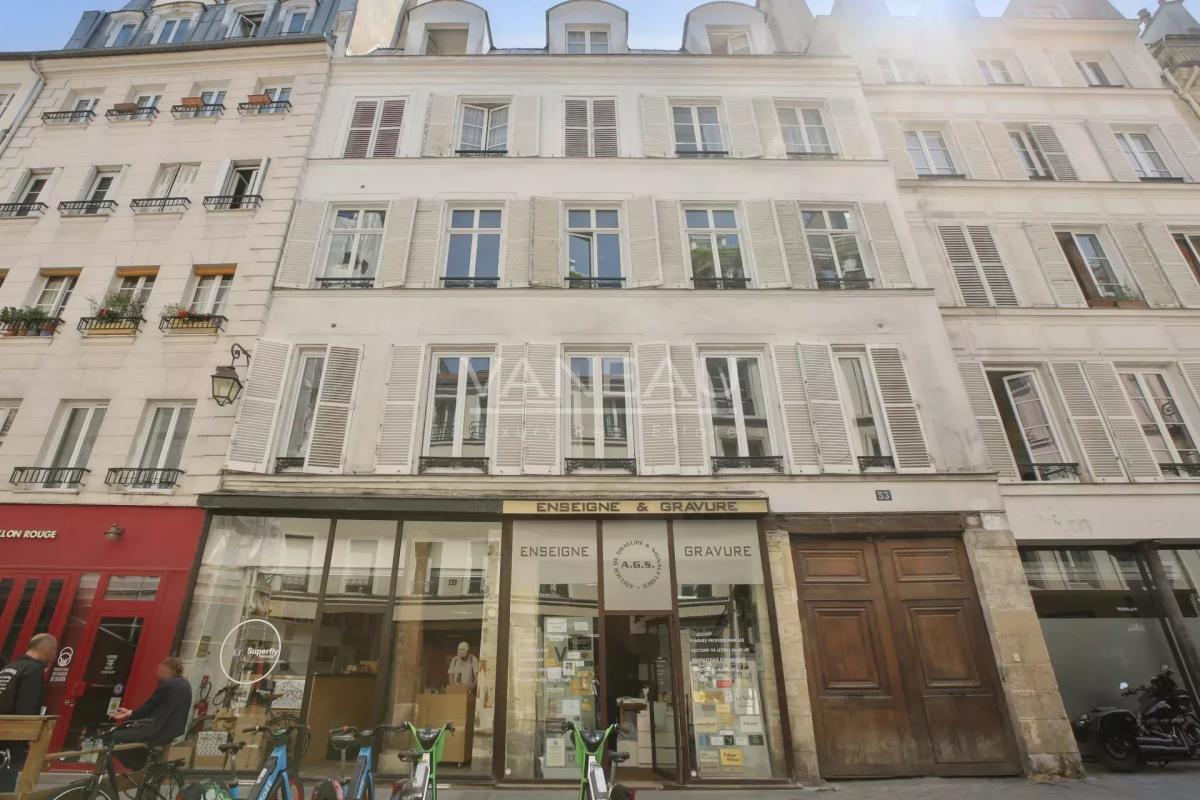 PARIS III - Notre Dame de Nazareth - Beau 4 pièces en étage avec