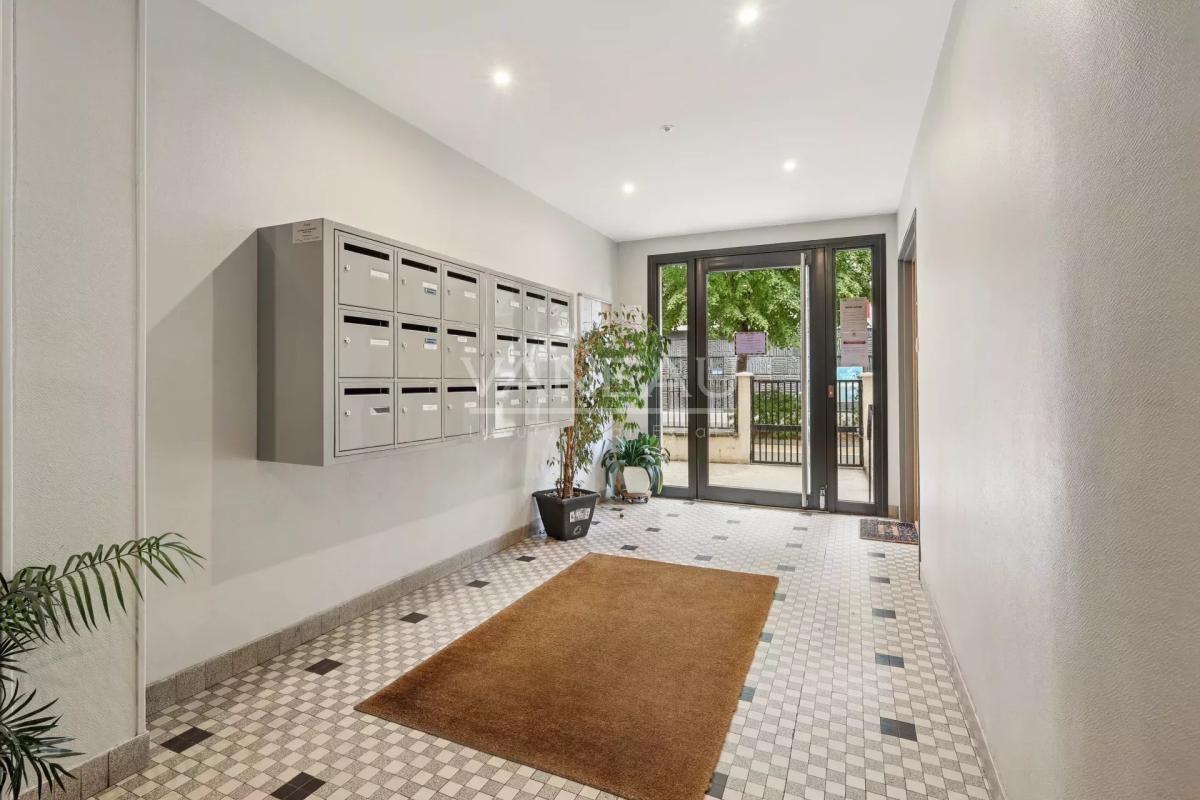 Dernier étage avec balcon et vue dégagée