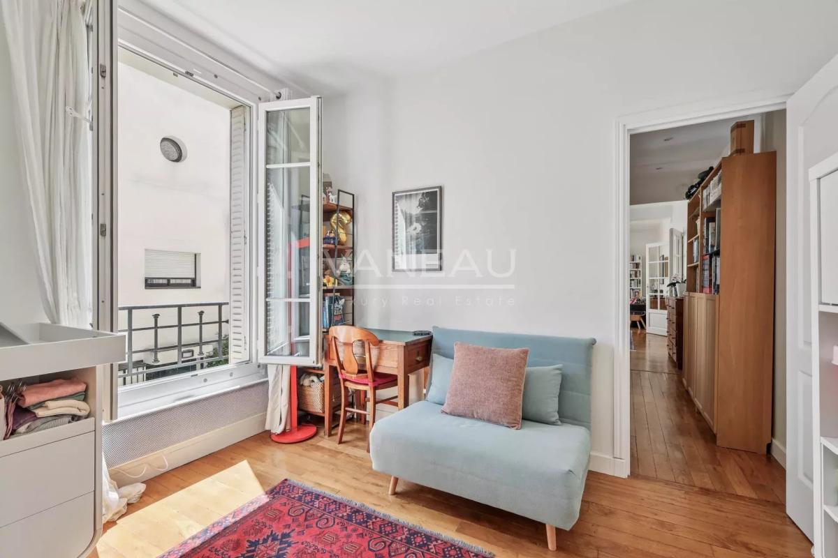 Bel ancien exposé sud avec parking